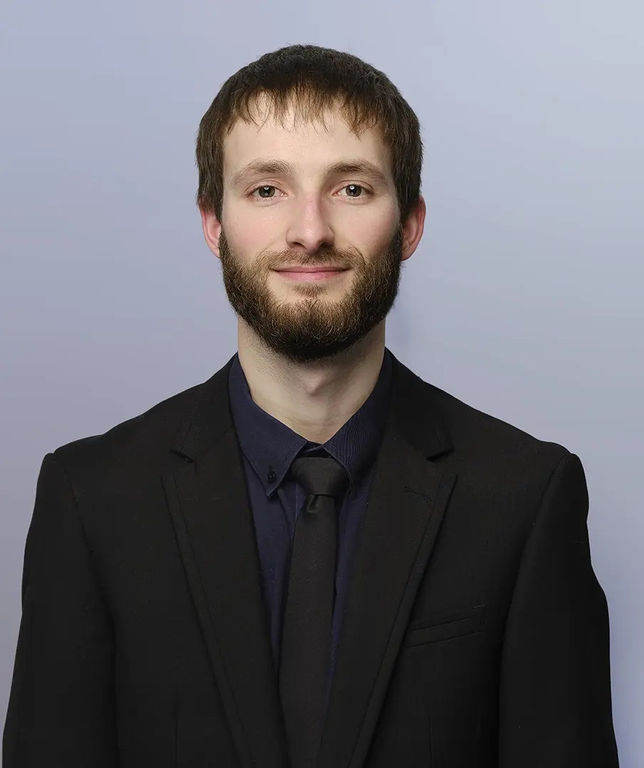 Raphaël Piché, barbu, en complet noir et cravate
